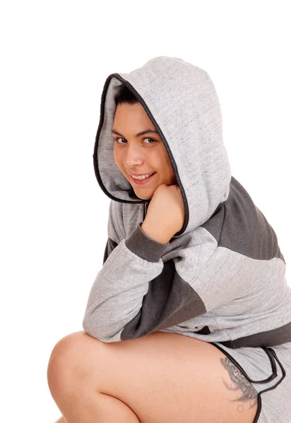 Söt flicka i grå hoodie i profil. — Stockfoto