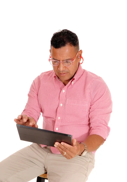 Close-up van man aan het werk op tablet pc. — Stockfoto