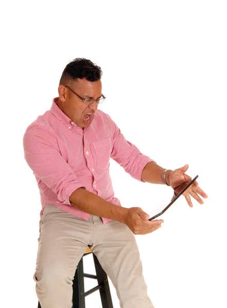 Hombre gritando a su tableta . — Foto de Stock