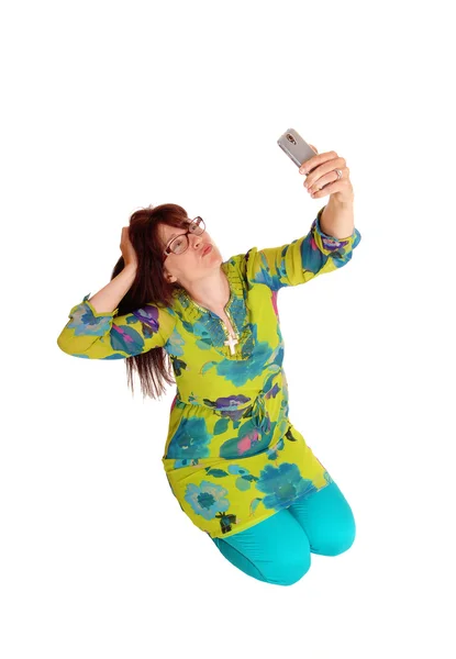 Figyelembe véve, selfie térdelve nő. — Stock Fotó