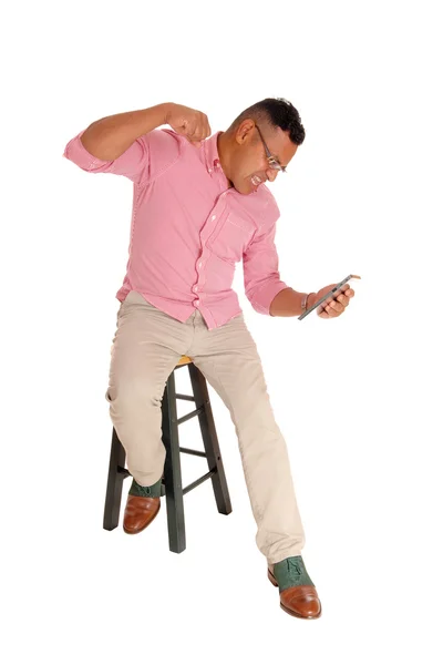Homem gritando com seu computador tablet . — Fotografia de Stock