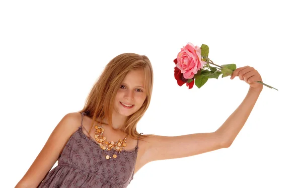 Lovely girl holding up two roses. — Stock Photo, Image
