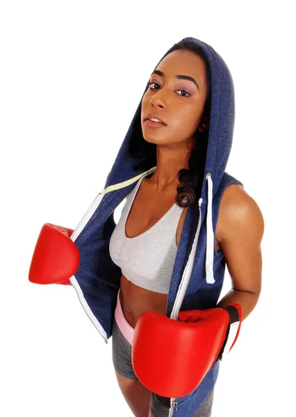 Mujer atlética con capucha y guantes de boxeo . Imagen De Stock