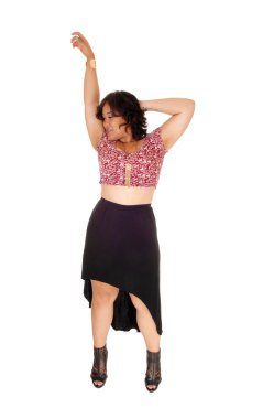Ayakta, kol yukarı kaldırarak genç kadın.