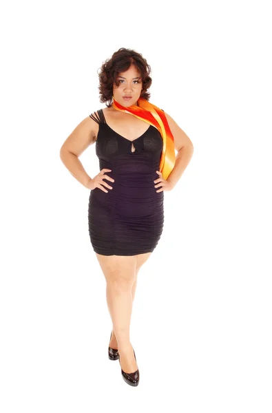 Behoorlijk vol grootte vrouw zwarte jurk. — Stockfoto