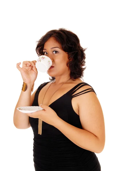 Жінка п'є чашку кави . — стокове фото