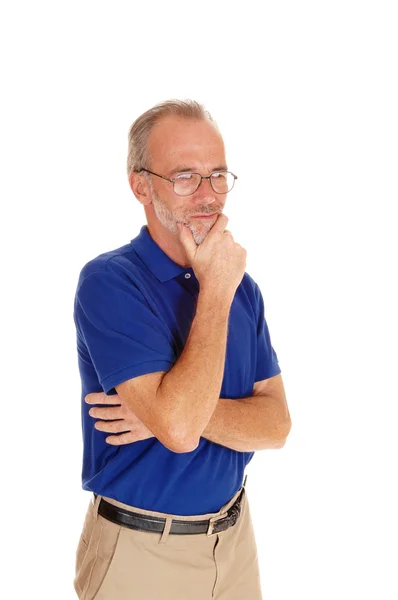 Pensando hombre de mediana edad con la mano en la barbilla . — Foto de Stock