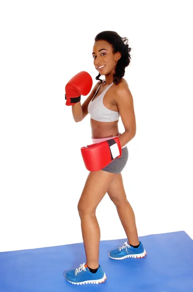 Mujer boxeadora durante el ejercicio de boxeo . —  Fotos de Stock