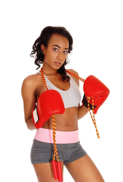 Atletische vrouw met touw, het dragen van bokshandschoenen. — Stockfoto