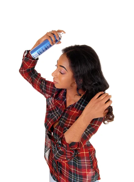 Mujer afroamericana usando spray para el cabello . — Foto de Stock