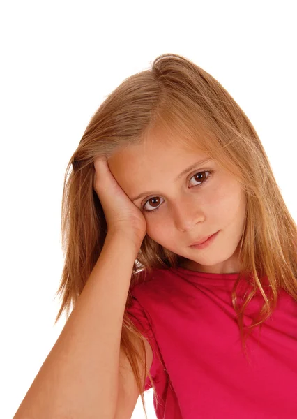 Menina loira bonita com a mão na cabeça . — Fotografia de Stock