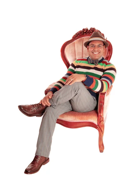 Sonriente hombre de mediana edad en sillón . —  Fotos de Stock