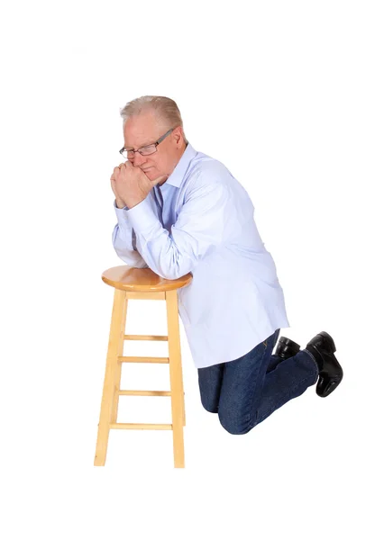 Older man kneeling and praying. — Stock Photo, Image