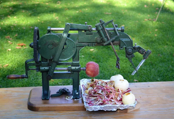 Un pelador de manzanas antiguo . — Foto de Stock