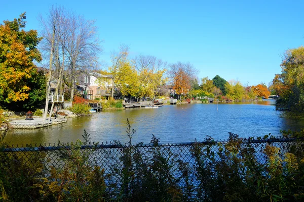 Un petit lac à l'automne . — Photo