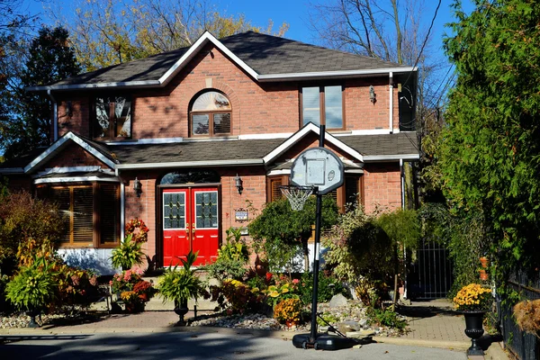 Hermosa casa grande en el país . — Foto de Stock