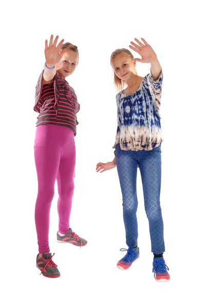 Twee meisjes houden er handen omhoog. — Stockfoto