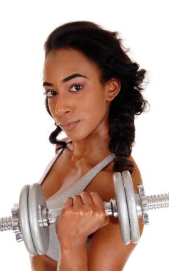 Halterle 's egzersiz genç gülümsemek.