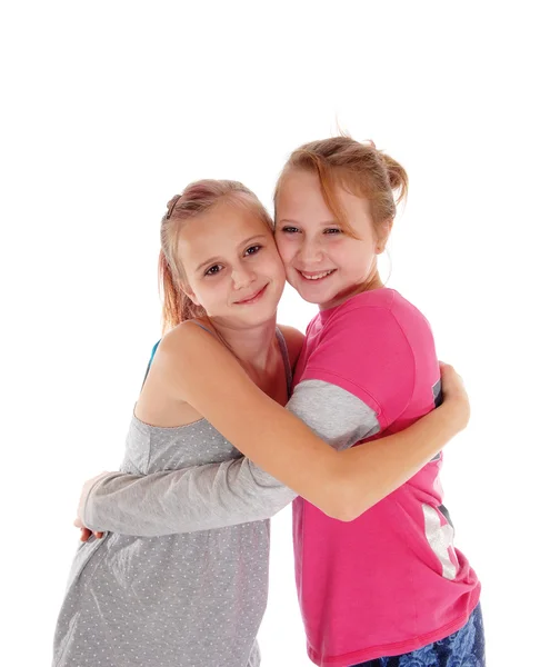Улыбающиеся сестры обнимают друг друга . — стоковое фото