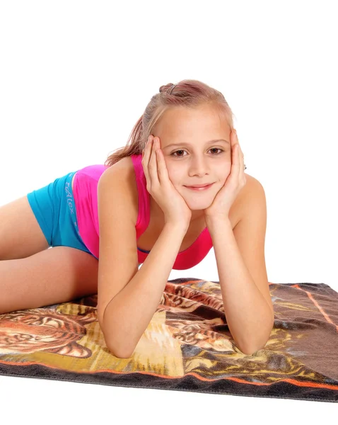 Gros plan de la jeune fille couchée en maillot de bain sur le sol . — Photo