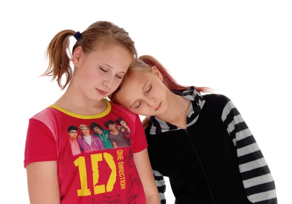 Duas meninas dormindo umas com as outras . — Fotografia de Stock