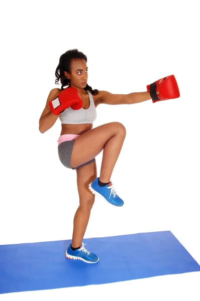 Mulher de boxe no tapete azul . — Fotografia de Stock