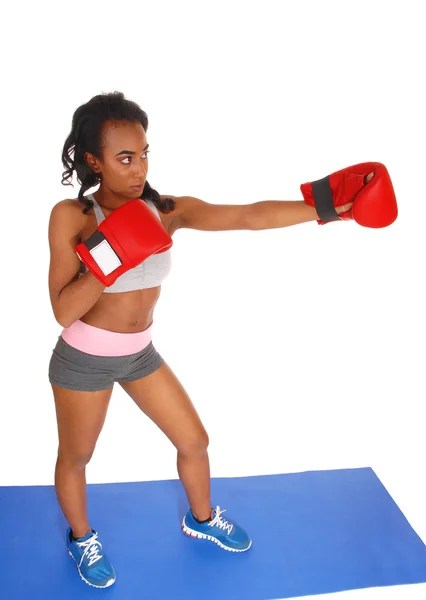 Boxu žena během cvičení. — Stock fotografie