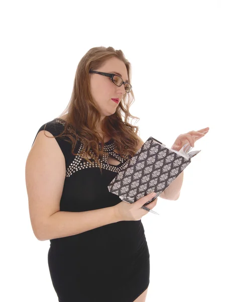 Woman reading in her journal. — Stock Photo, Image