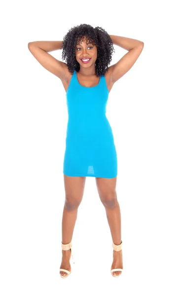 Mavi elbiseli Afrikalı-Amerikalı kadın. — Stok fotoğraf