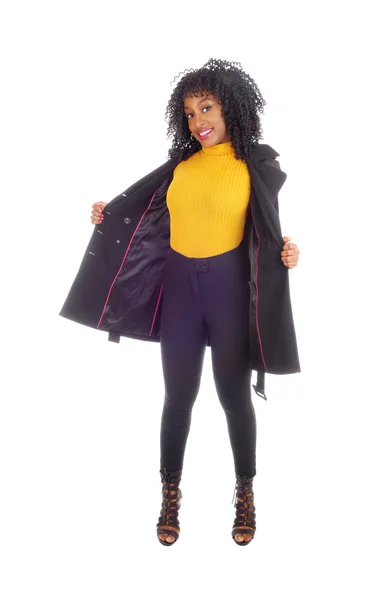 Афроамериканка в жёлтом свитере и пальто . — стоковое фото