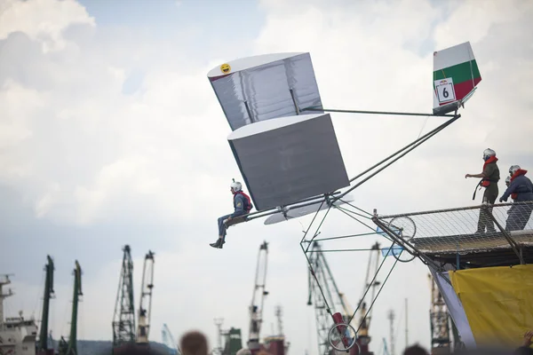 VARNA - JULY 2: A competitor is jumping an improvised aircraft i — Stock Photo, Image