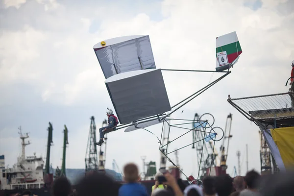 VARNA - JULHO 2: Um concorrente está pulando uma aeronave improvisada i — Fotografia de Stock