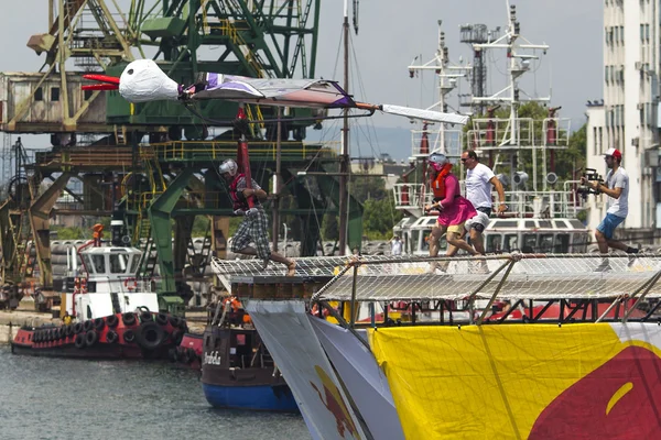 Varna - 2. Juli: ein Wettbewerber springt ein improvisiertes Flugzeug i — Stockfoto