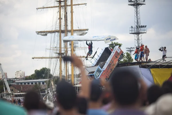 VARNA - 2 JUILLET : Un concurrent saute un avion improvisé i Images De Stock Libres De Droits