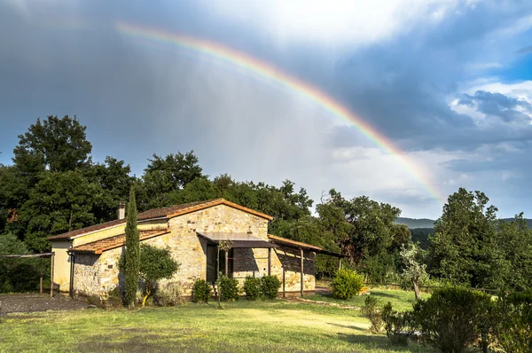 Regenboog vakantiehuis in Toscane, Italië — Stockfoto