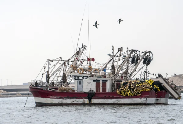 Navire de pêche dans le port péruvien — Photo