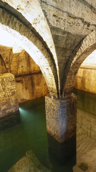 旧的历史的地下的水的井 — 图库照片