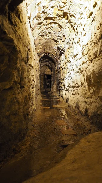 古い歴史の地下ストリーム下水道 — ストック写真