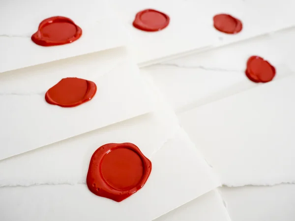 Grupo de letras blancas con cera de sellado roja — Foto de Stock