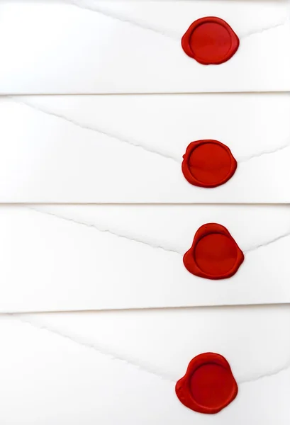 Grupp av vita bokstäver med röd tätning vax — Stockfoto