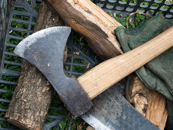 古い斧と木材の破片 — ストック写真