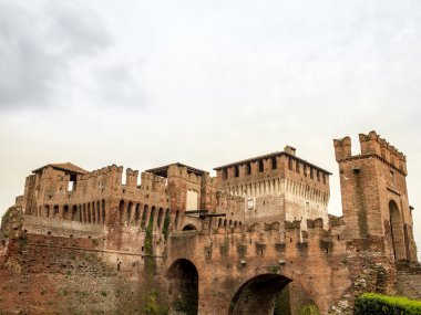 Soncino Ortaçağ kale manzaralı İtalya