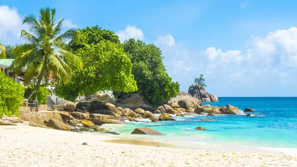 Praia tropical bonita em Seychelles — Fotografia de Stock