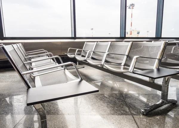 Neue Bänke am Flughafen Stockbild