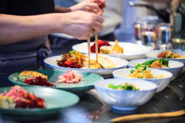 Güzel bir renk ile çanak ızgara sebze