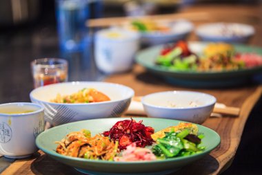 Güzel bir renk ile çanak ızgara sebze