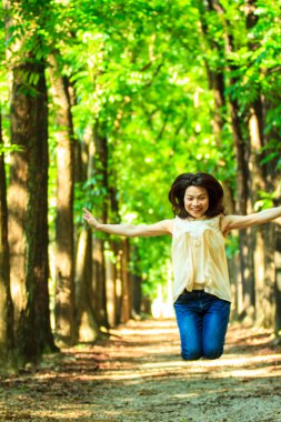 Güzel bir renk ile ağacı üzerinden çalışan köy yolunda