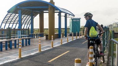 Taipei Tayvan sahne boyunca bisiklet yolu