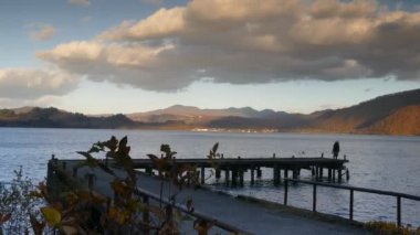 Güzel görünüm üzerinde sonbahar Gölü Towadako Towada Hachimantai Milli Parkı'nda seyir bir gezi teknesi