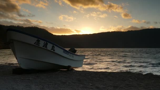 Schöne Aussicht auf eine Bootsfahrt auf dem herbstlichen See Towadako im Towada Hachimantai Nationalpark — Stockvideo